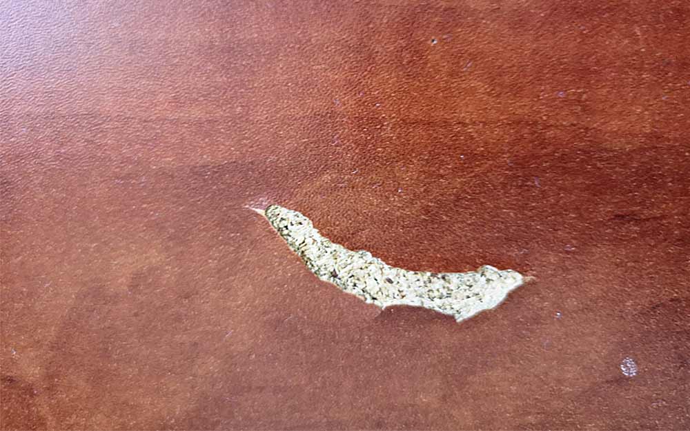 zdewastowany blat w pokoju hotelowym