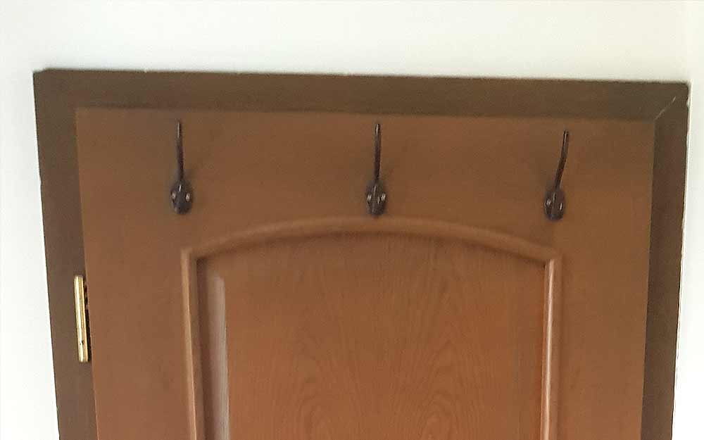 Haki na drzwiach -hotel Miodowy w Dzierżoniowie