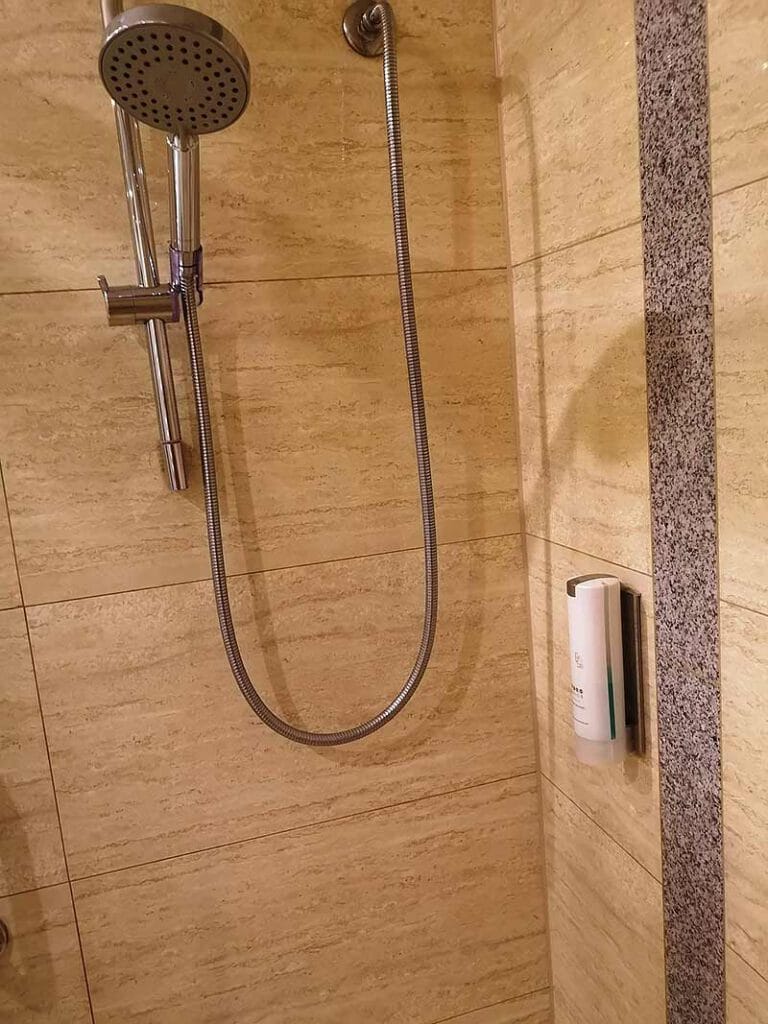 Elegancka łazienka i skromne kosmetyki to kiepskie połączenie 