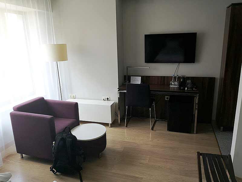 Większy pokój w Hotelu Moderno zapewnia komfort pracy i rozmowy