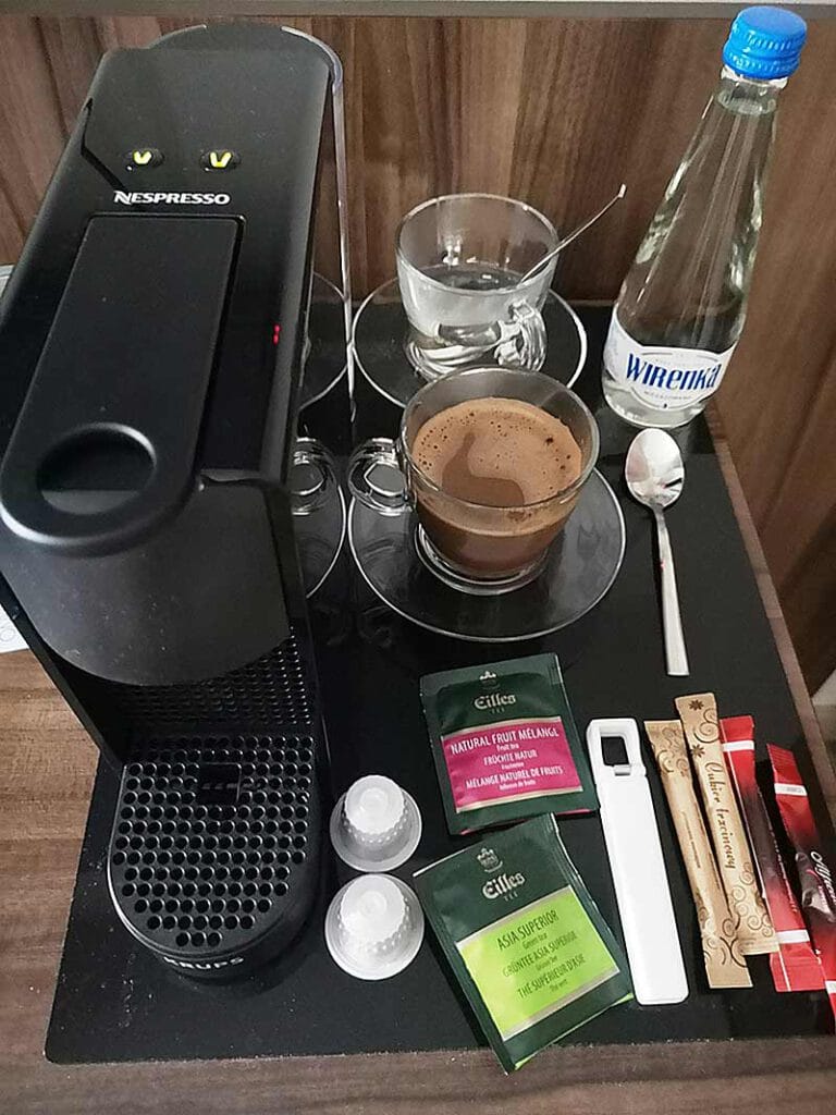 Dobrze wyposażony pokój to m.in. kawa z ekspresu 
