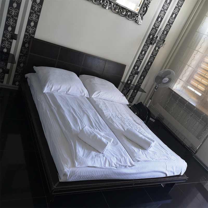 Hotel Polonia w Ostrowie Wlkp. - łoże małżeńskie w pełnej krasie